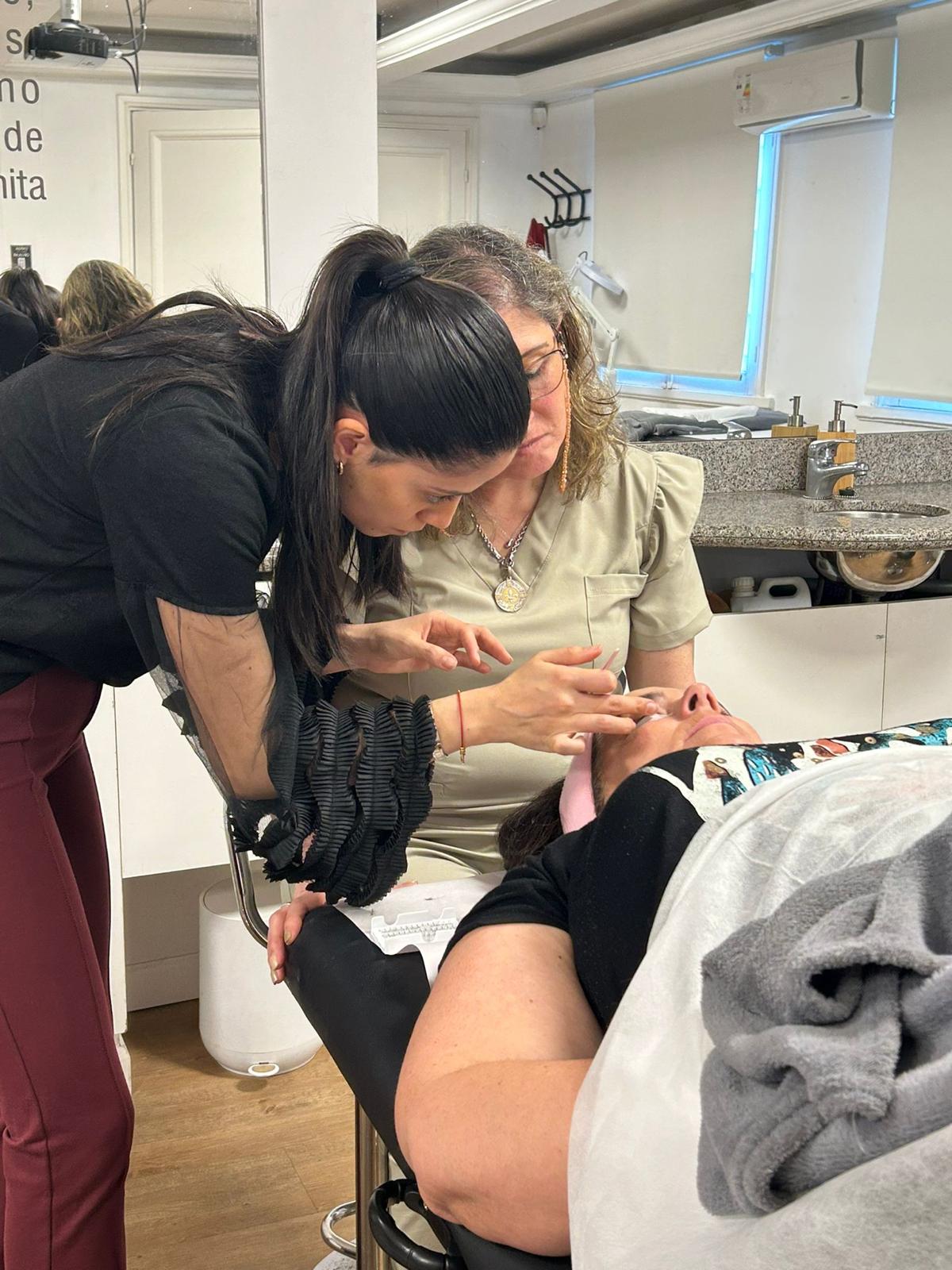 Taller Intensivo de Extensiones de Pestañas - galería 2