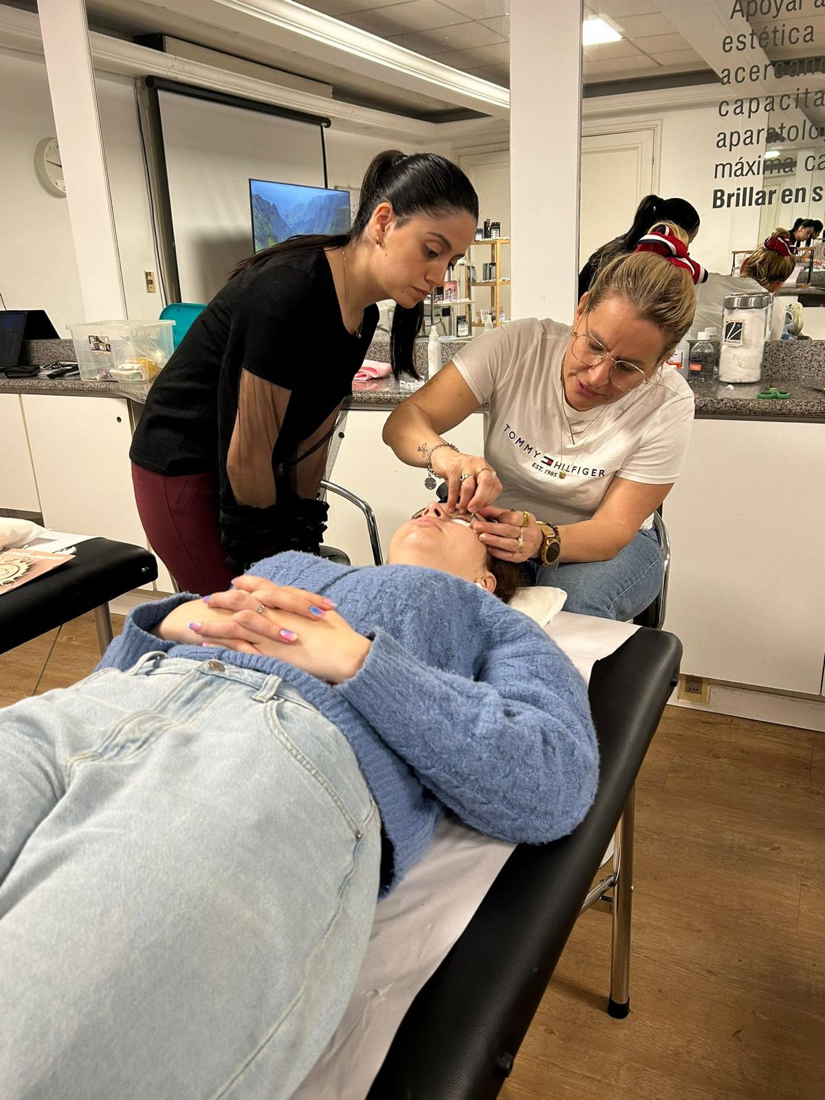 Taller Intensivo de Extensiones de Pestañas - galería 3