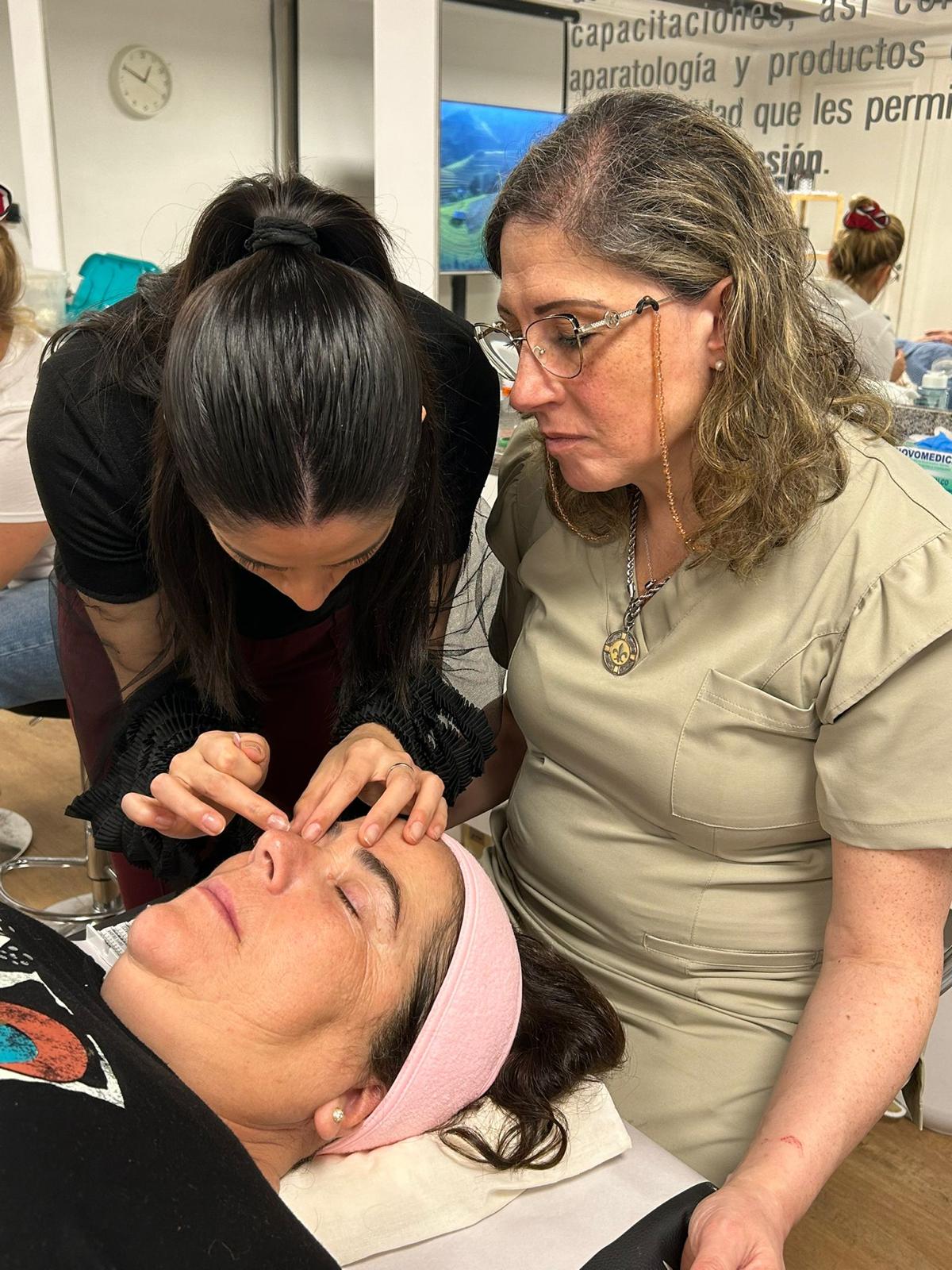Taller Intensivo de Extensiones de Pestañas - galería 4