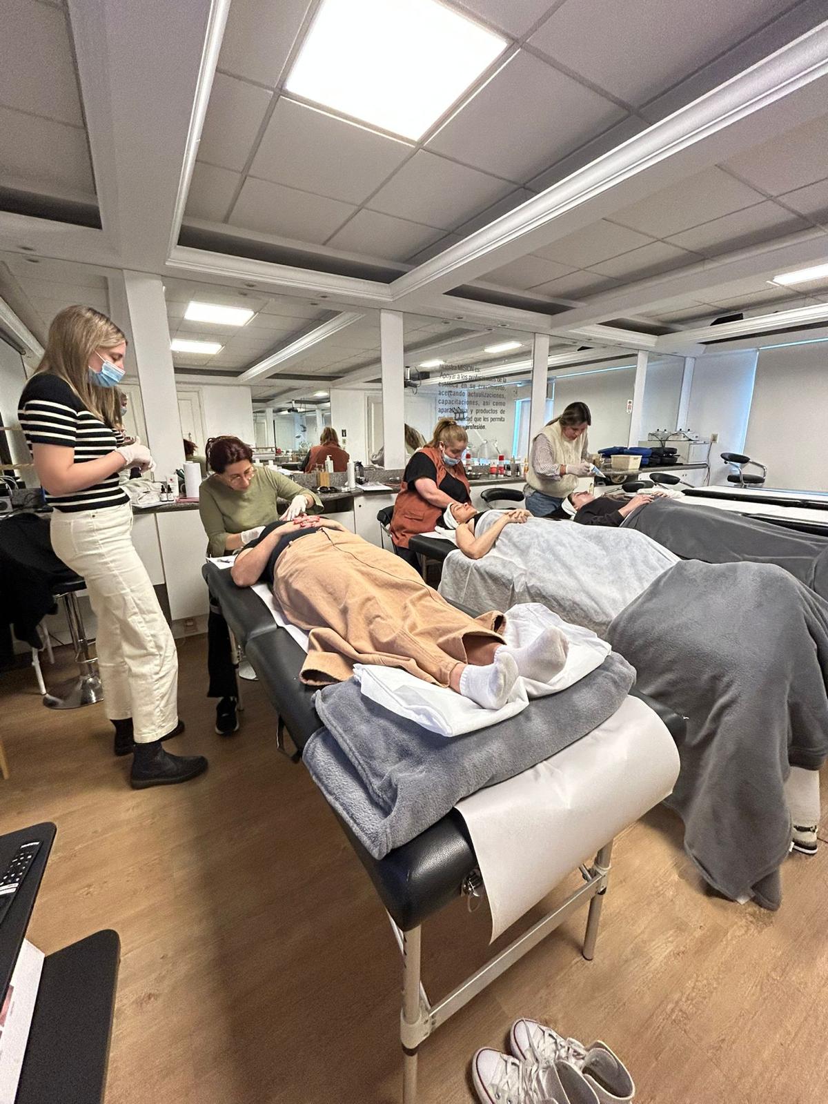 Taller Práctico de Dermaplaning: Innovación en Estética - galería 2